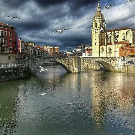 ホームステイ Guggenheim Center ビルバオ